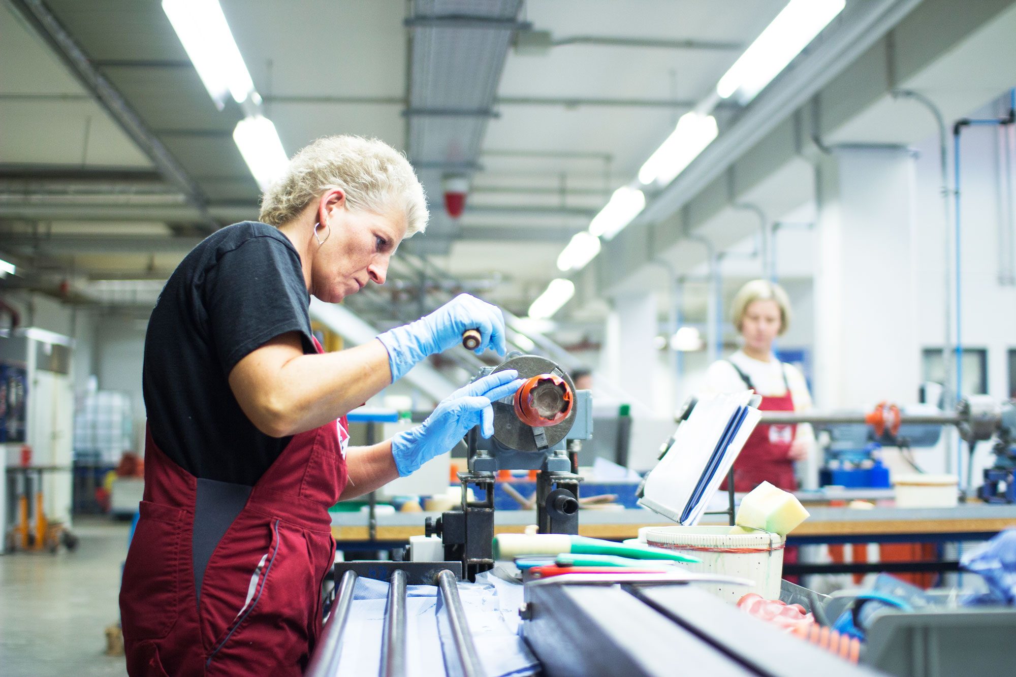 Eine Mitarbeiterin der Matzen und Timm bei der Endkontrolle eines produzierten Schlauches. .