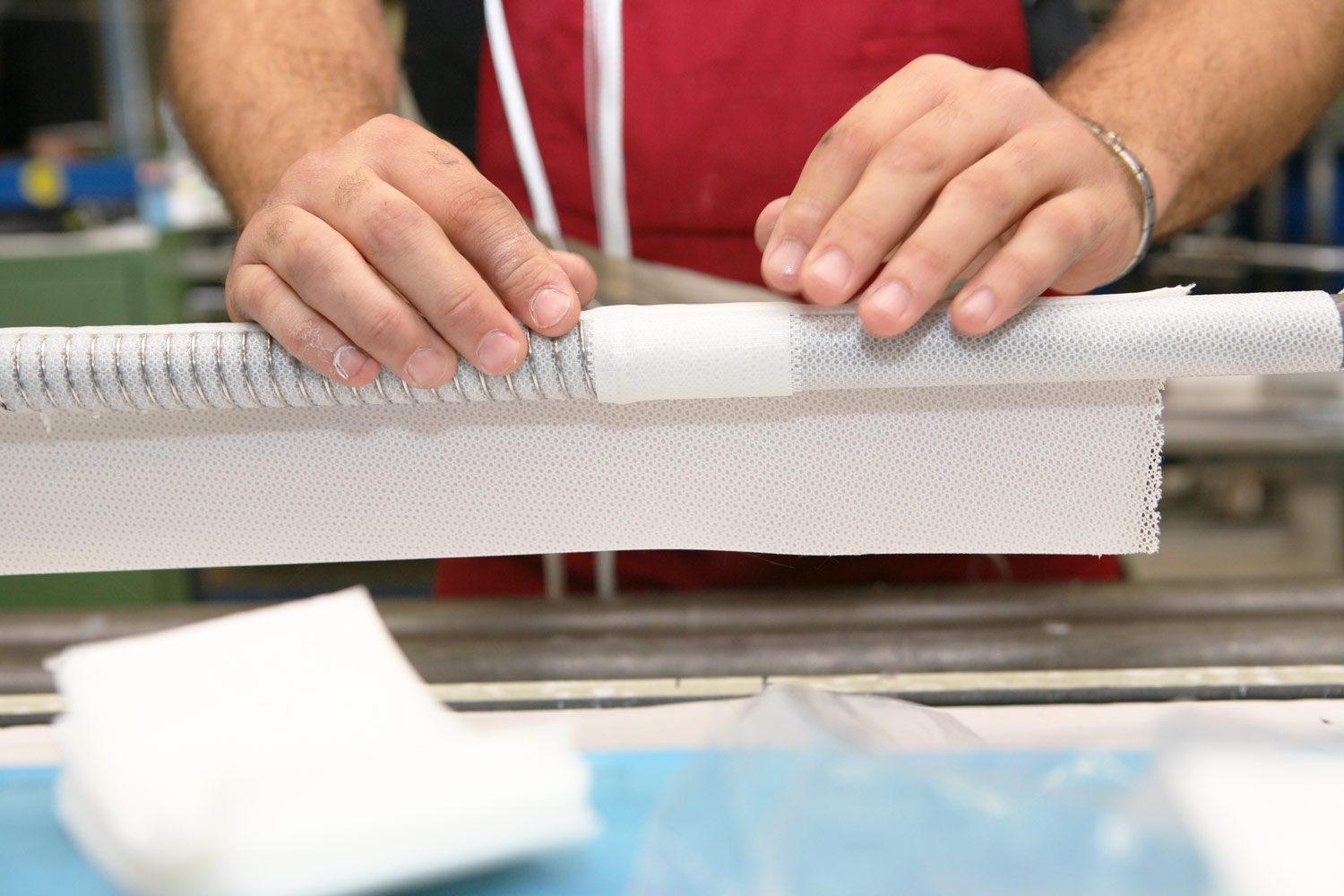 Ein Schlauch wird mit Gewebe umwickelt.