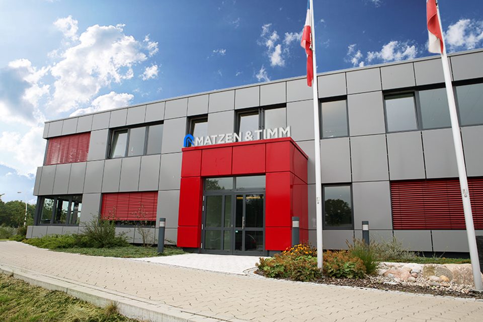 Der Nebeneingang der Matzen und Timm mit Verwaltungsgebäude. 