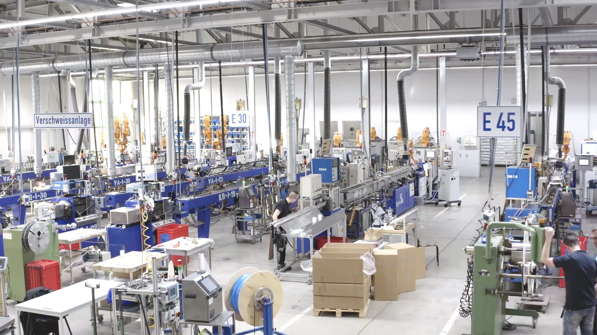 View into the Novoplast production hall with various machines and materials stored in a box. 