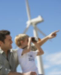 Masterflex Group Verantwortung Compliance in der Gesellschaft Ein Mann kniet mit seinem Sohn, der mit dem Fernglas in die Ferne schaut vor einem Windrad.