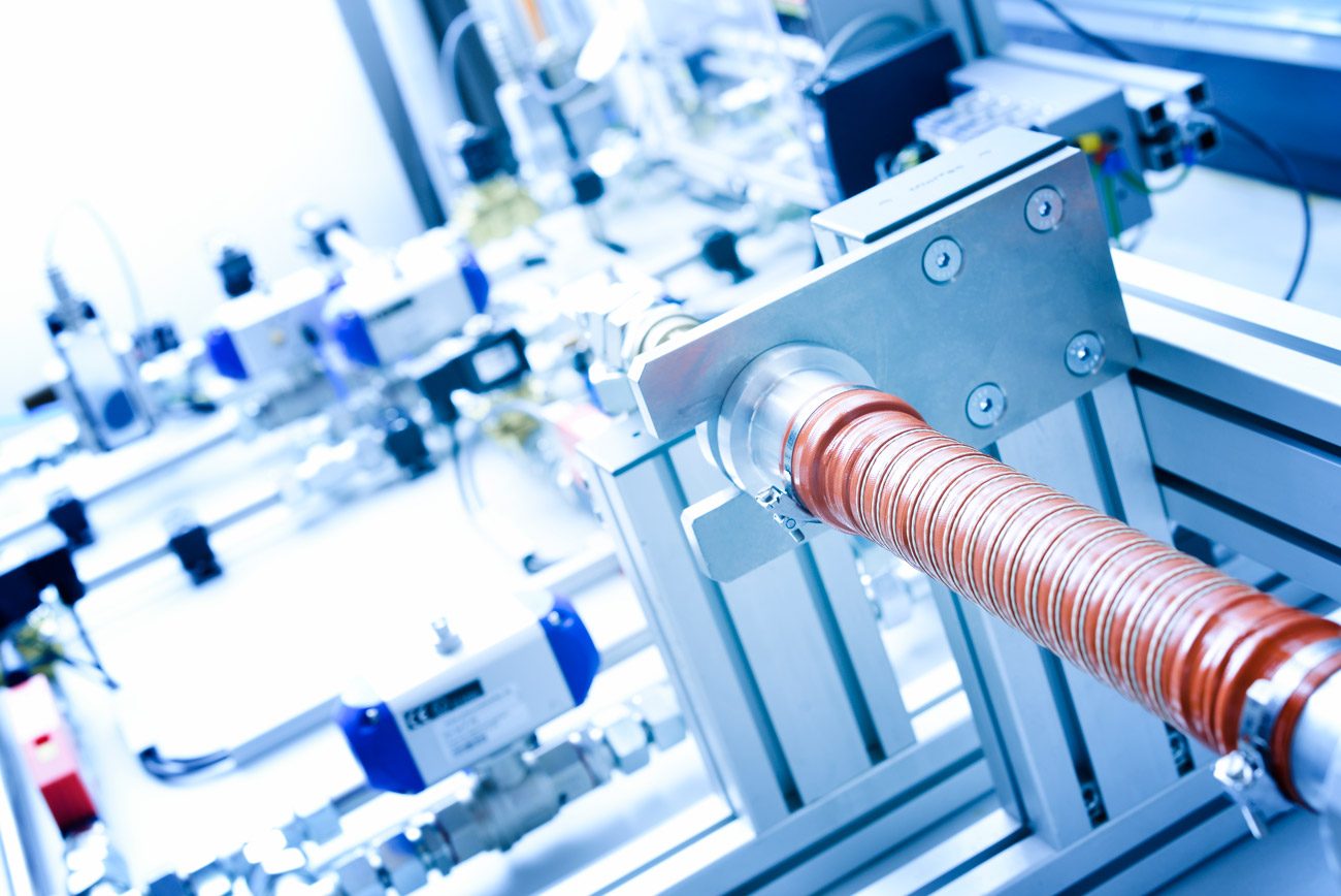 A special hose from Matzen & Timm is tested for load-bearing capacity using a machine.