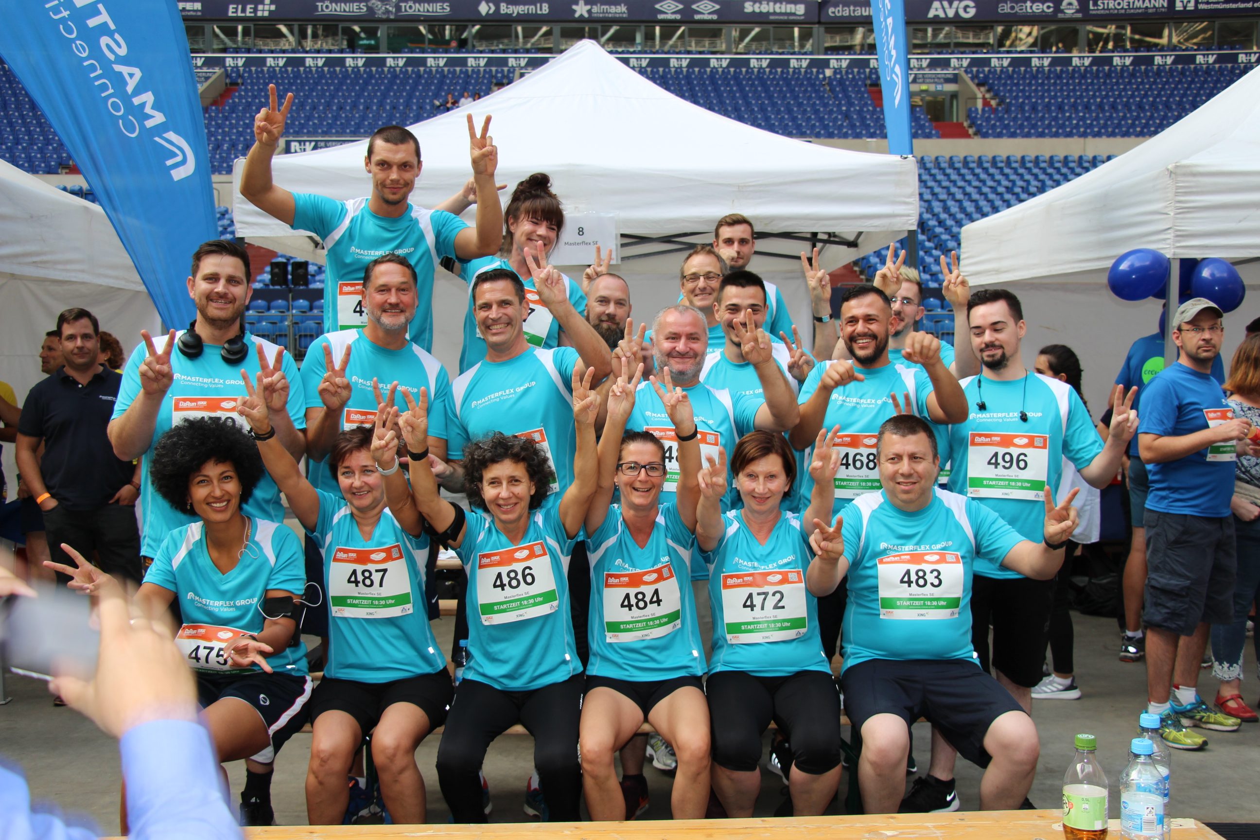 Masterflex Mitarbeiter in einheitlicher Laufkleidung nach einem B2Run.