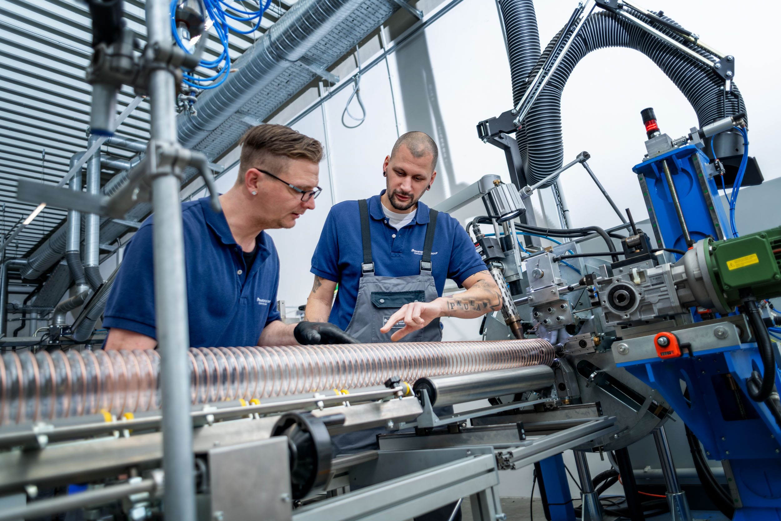 Mood picture: Masterflex employees at the production of spiral hoses