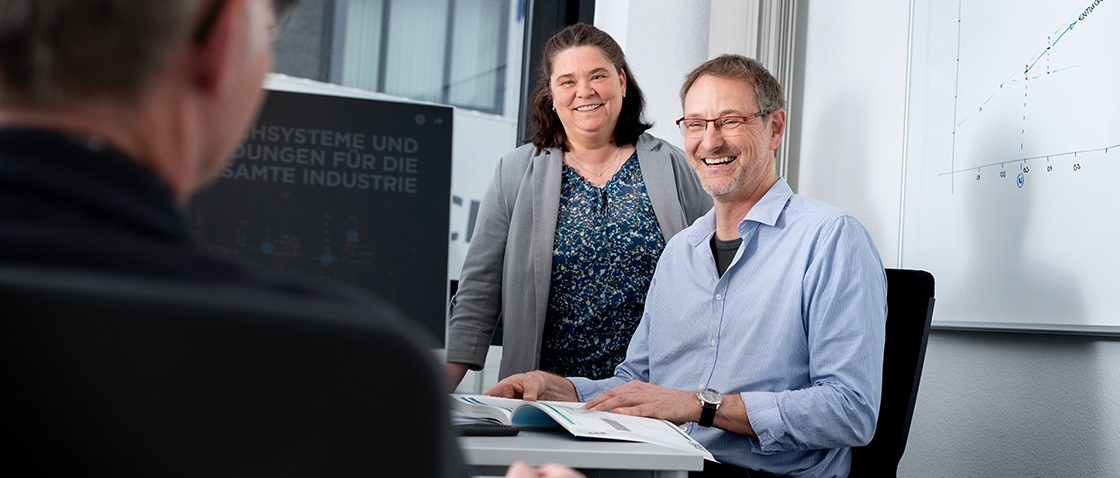 Imagen de ambiente: empleados de Masterflex asesoran a un cliente