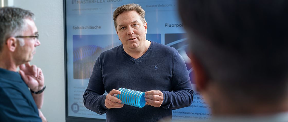 Náladový obrázek: Zaměstnanci společnosti Masterflex při prezentaci hadic