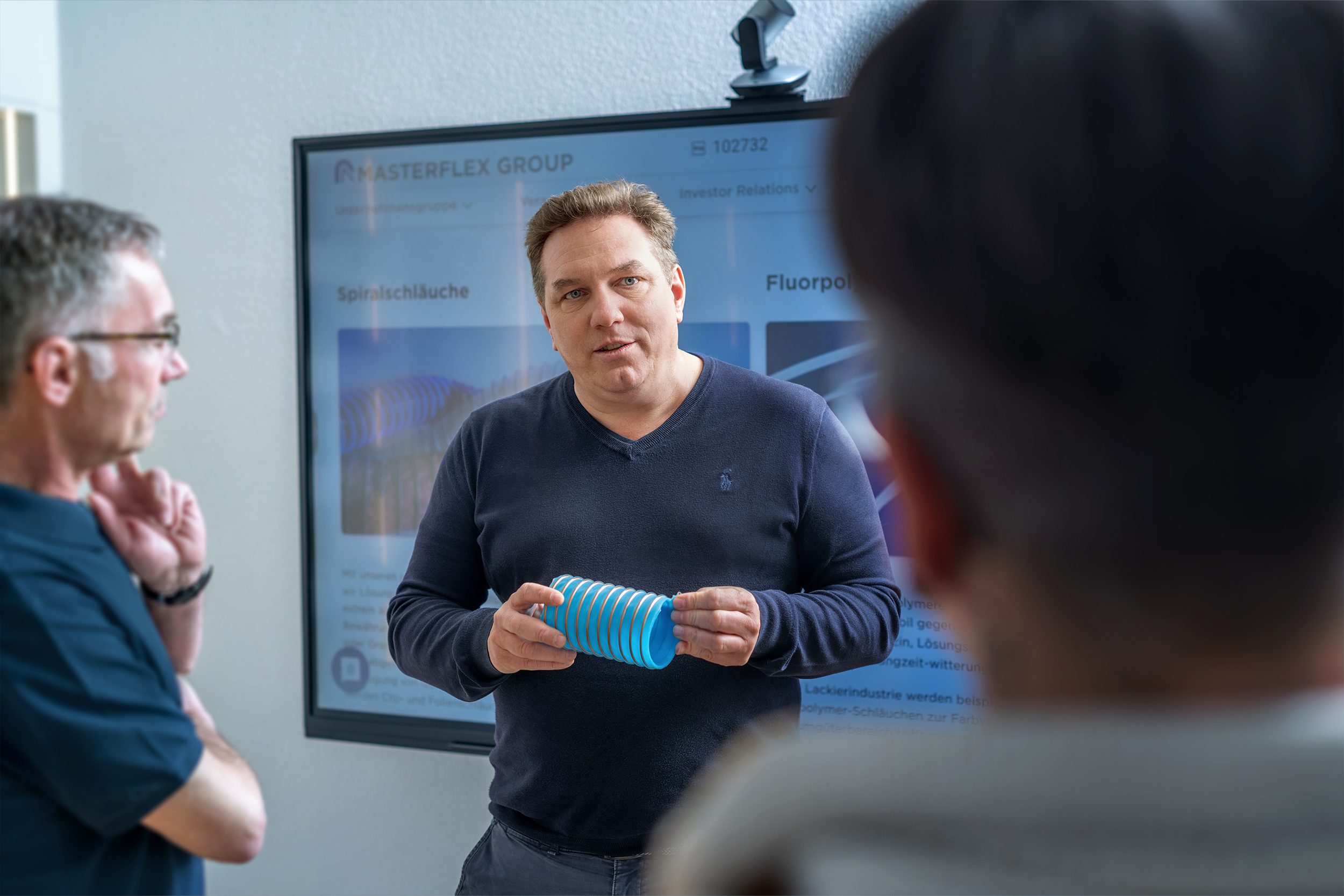 Imagen de ambiente: empleados de Masterflex en la presentación de la manguera