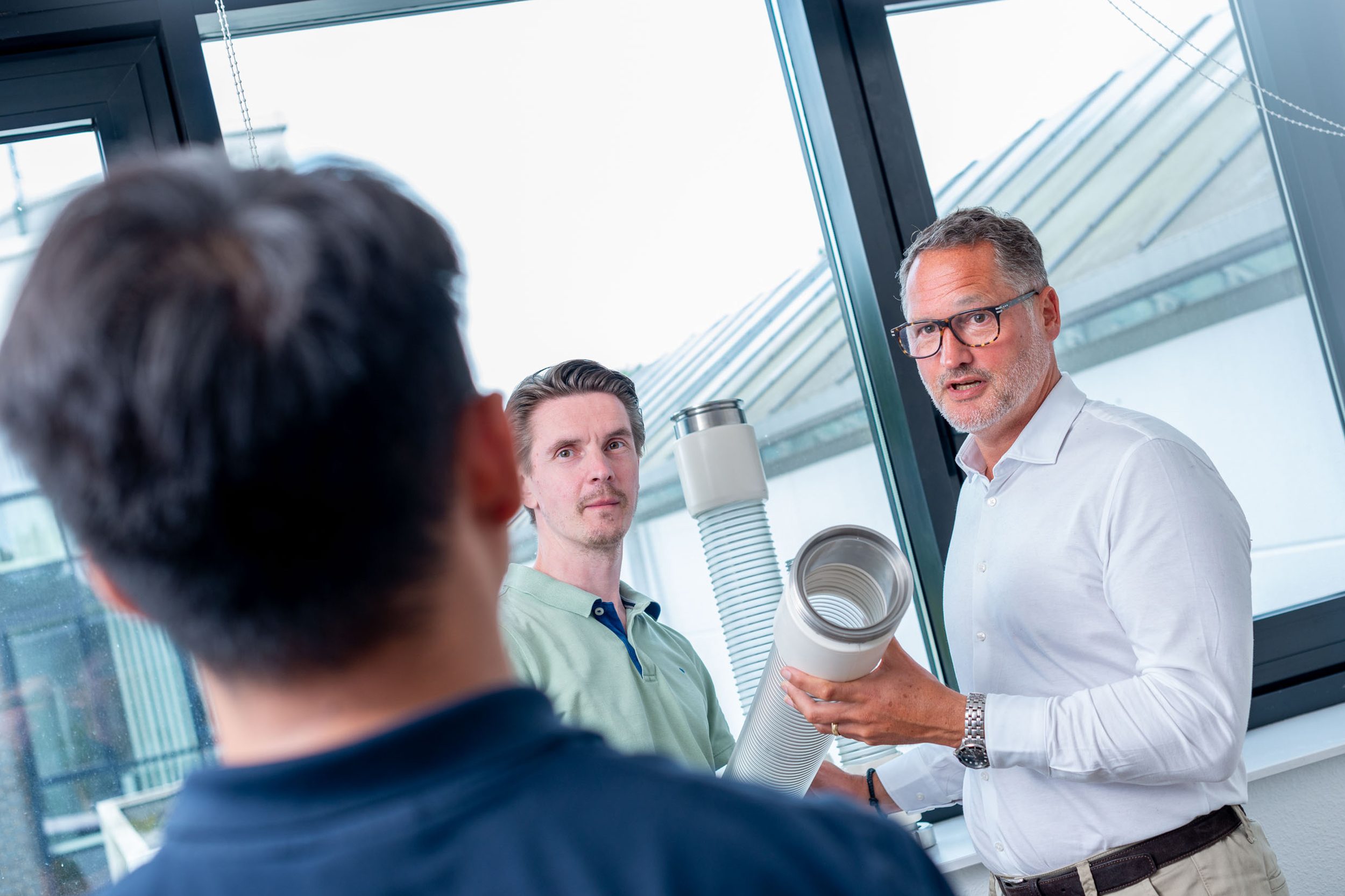 Mood picture: Masterflex employees talking about hose systems for food in development