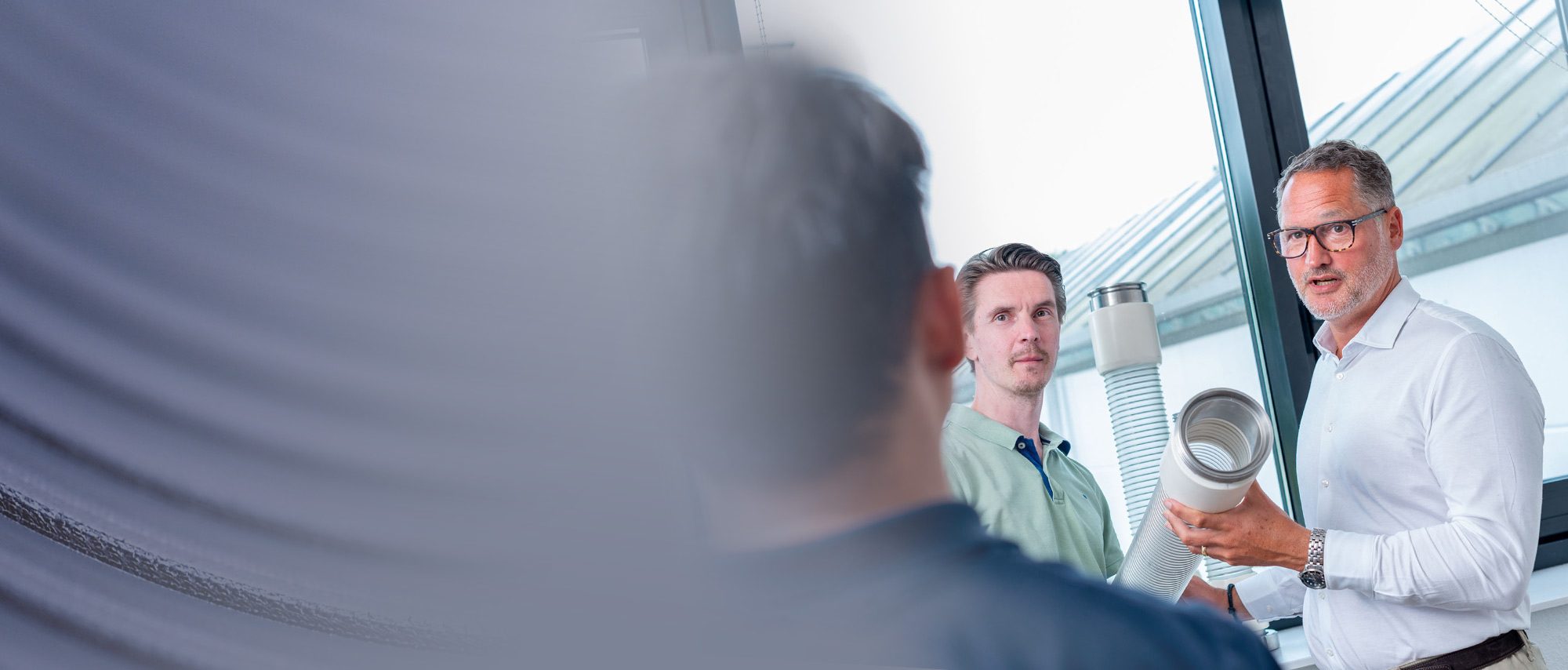 Mood picture: Masterflex employees talking about hose systems for food in development