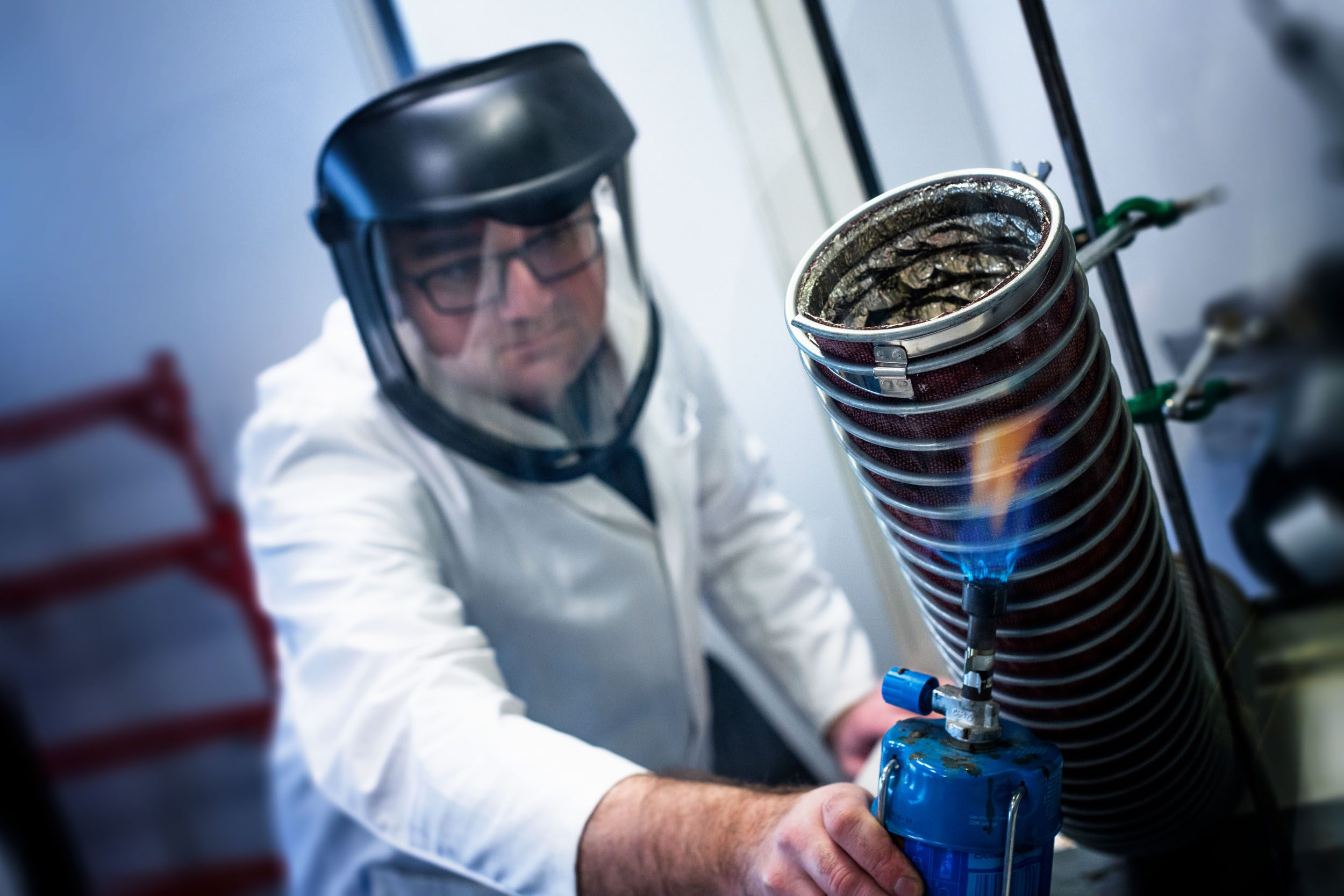 Produktionsbild: Prüfung auf Schwerentflammbarkeit von Spiralschlauch