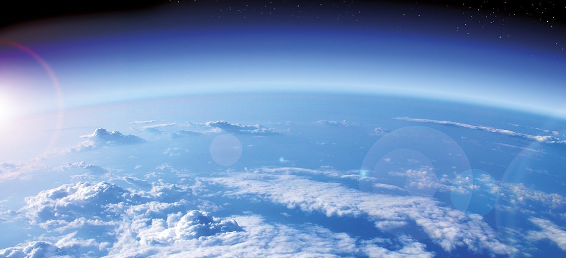 Stimmungsbild: Erdkugel und aufgehende Sonne