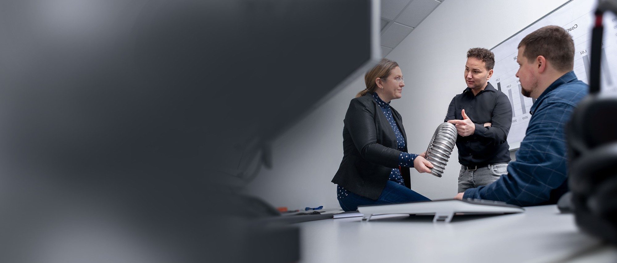 Imagen de ambiente: empleados de Masterflex desarrollando una manguera en espiral