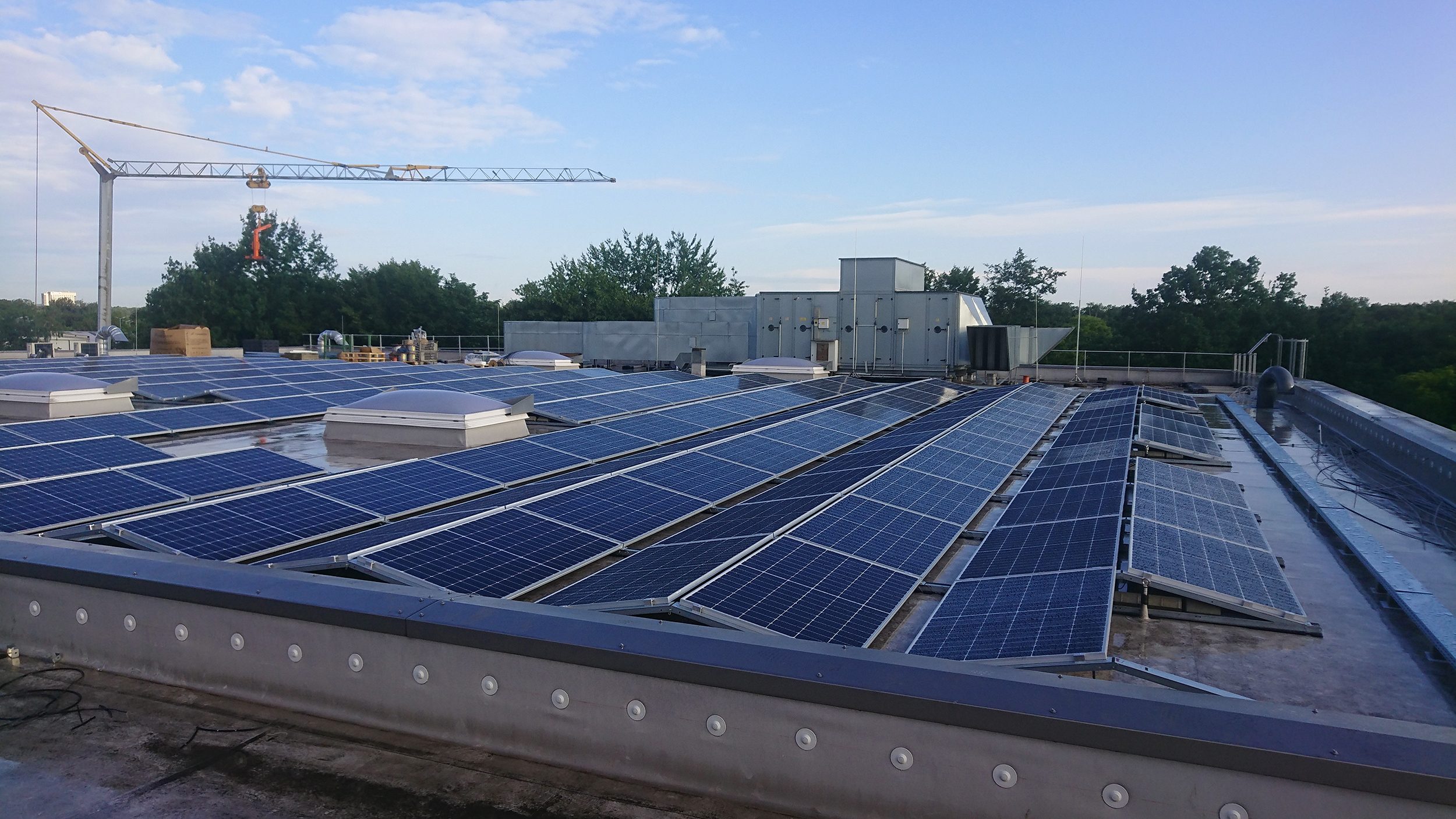 Eine Produktionshalle mit energetischer Nutzung der Dachflächen in Gelsenkirchen. Mit der neuen Photovoltaikanlage fließt selbst produzierter Ökostrom direkt in die Produktion vor Ort.