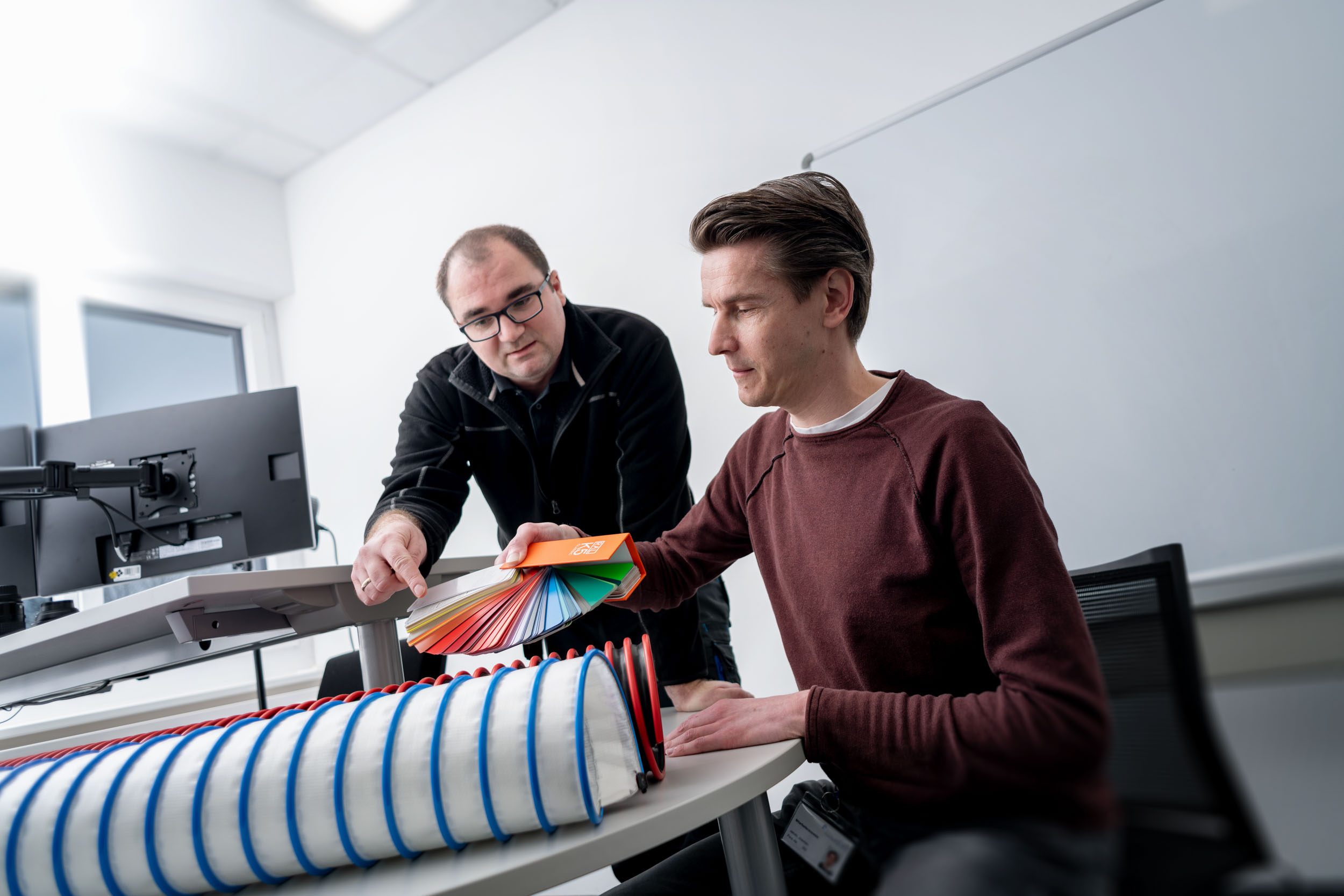 Zdjęcie nastrojowe: pracownicy Masterflex na spotkaniu dotyczącym personalizacji produktu