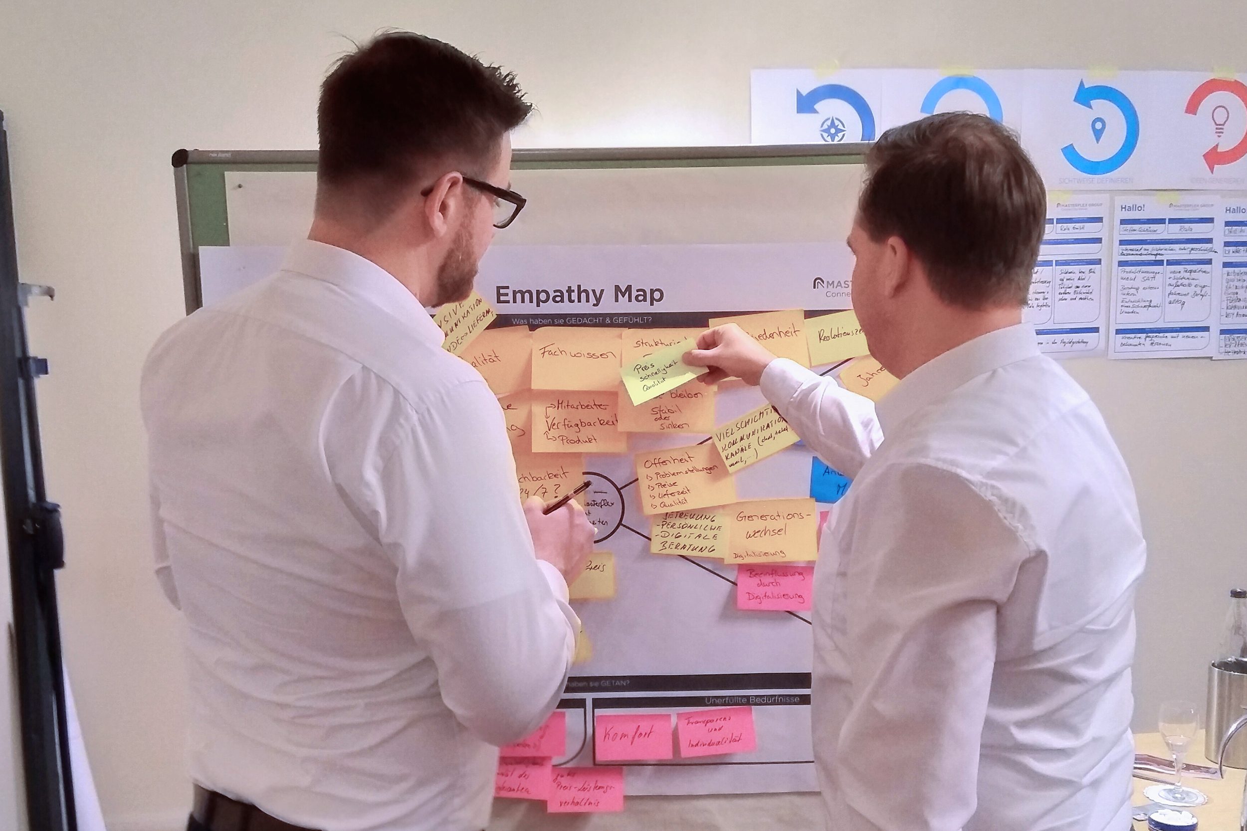 Zdjęcie nastrojowe: pracownicy Masterflex w warsztacie