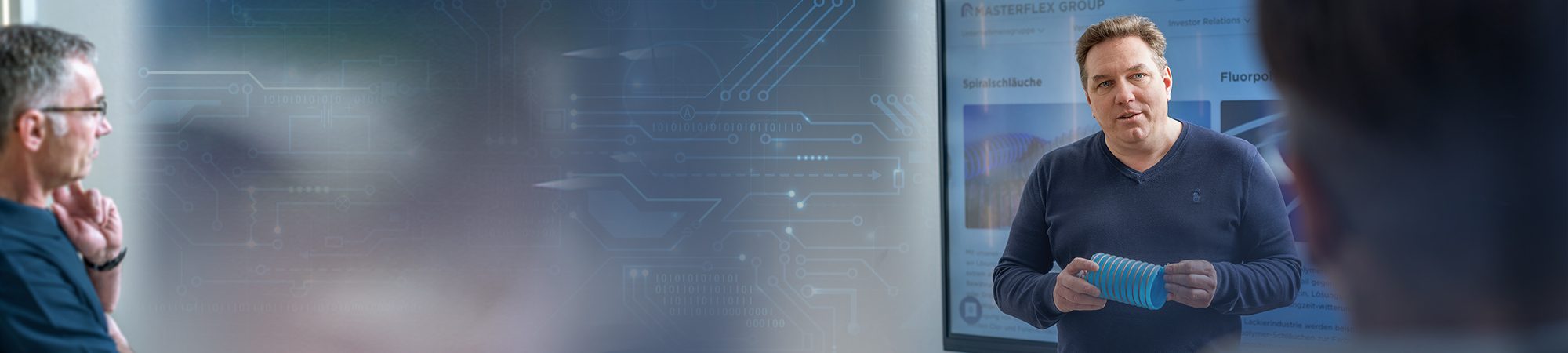 Nastrojowe zdjęcie: Kierownik zakładu Masterflex podczas prezentacji