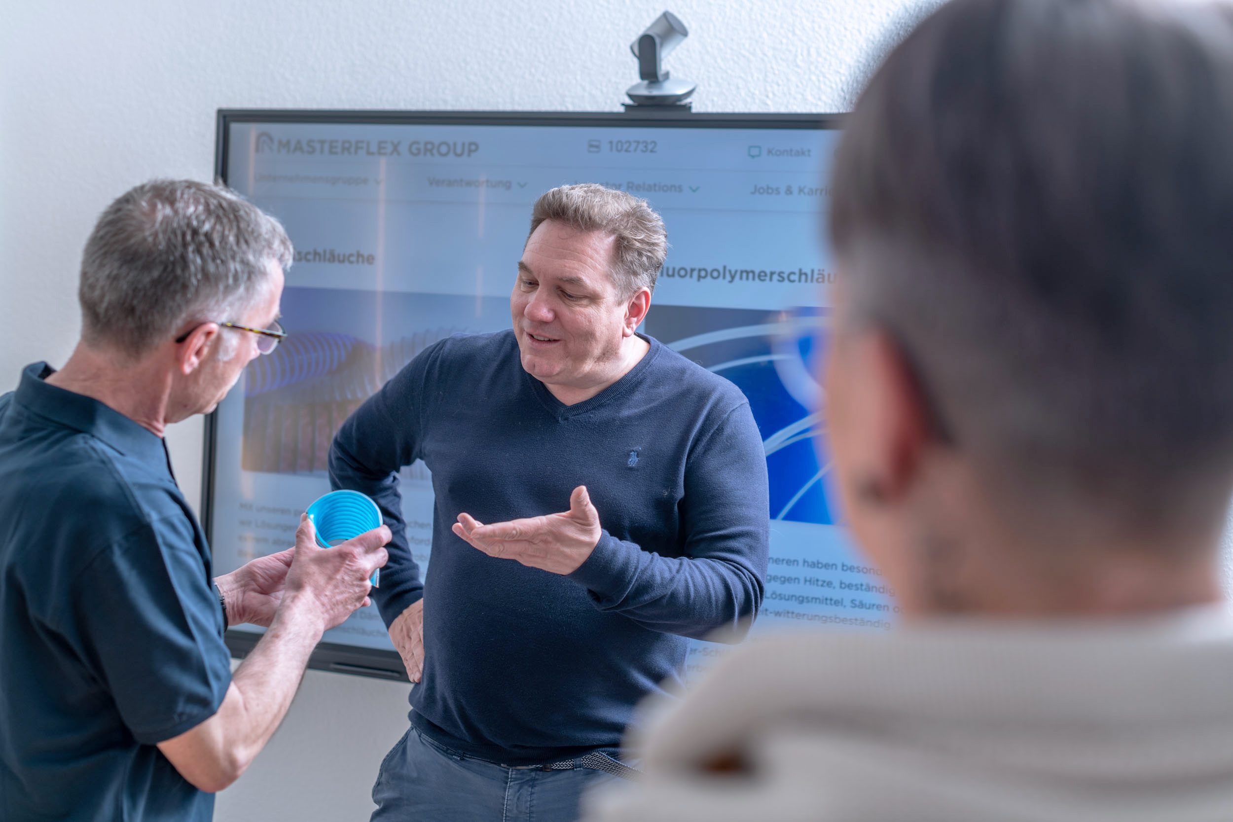 Nastrojowe zdjęcie: Kierownik zakładu Masterflex podczas prezentacji produktu