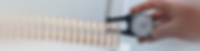 Masterflex: Kontrola kvality stěny spirálové hadice Kontrola kvality Masterflex: detailní záběr spirálové hadice s testerem stěn