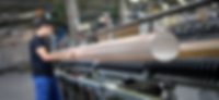 Masterduct: Produção de mangueiras espirais Foto da produção: Funcionário em uma máquina de produção de mangueiras em espiral