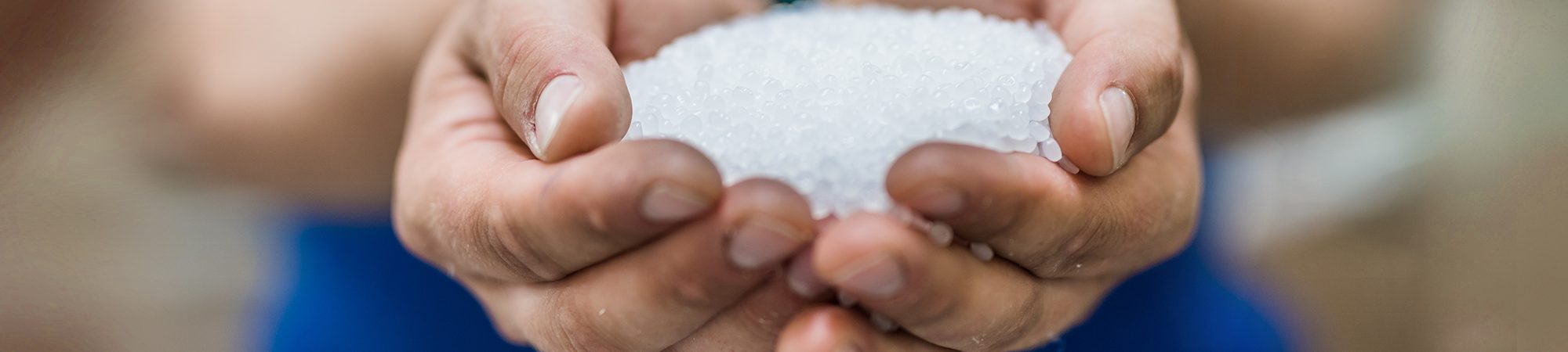 Plastgranulat från Masterflex i händer