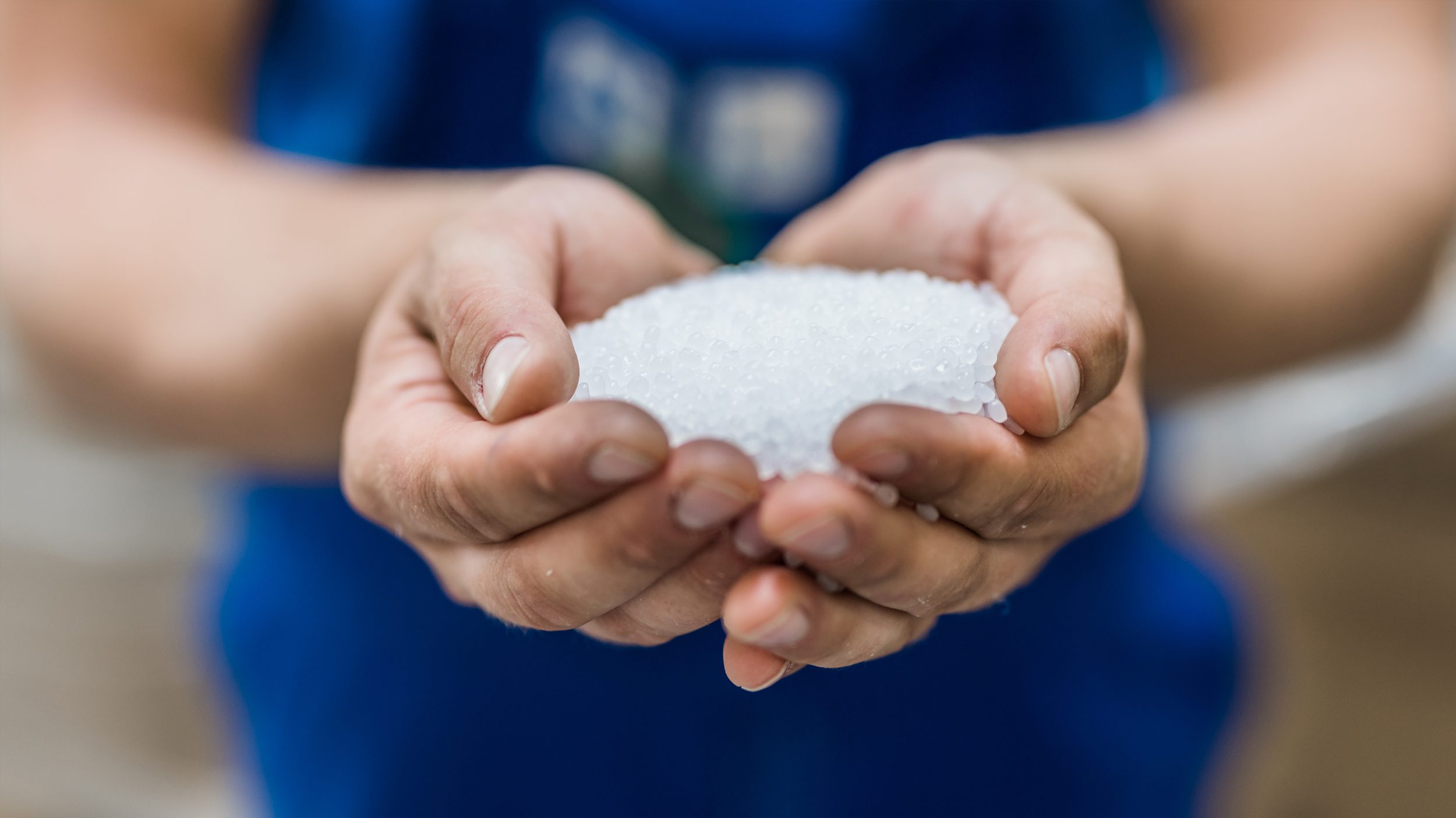 Granulado de plástico da Masterduct em mãos
