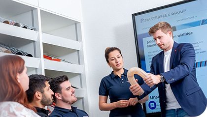 Sytuacja na spotkaniu: Pracownicy wymieniający się pomysłami