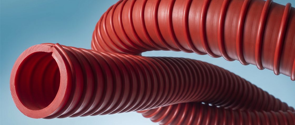Das Bild zeigt einen roten Masterflex-Spiralschauch