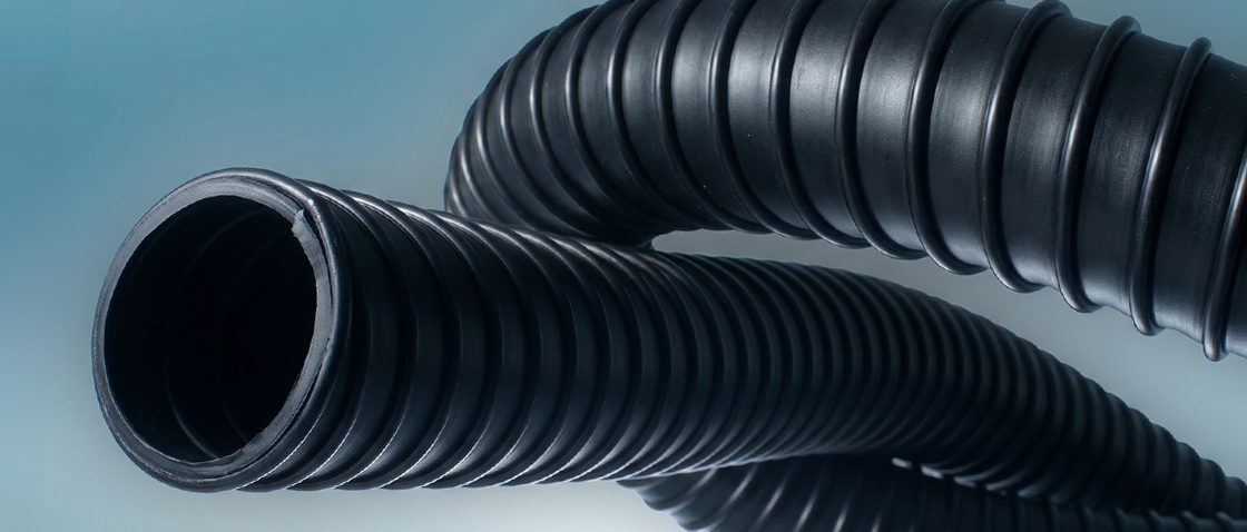 Das Bild zeigt einen schwarzen Spiralschlauch von Masterflex 