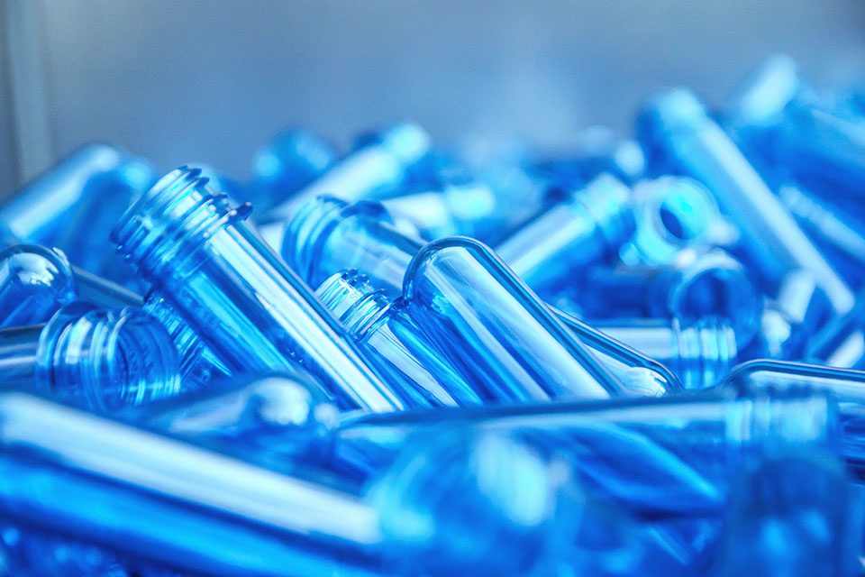 Beispielbild für die Kunststoffindustrie - Blaue Platikbehälter