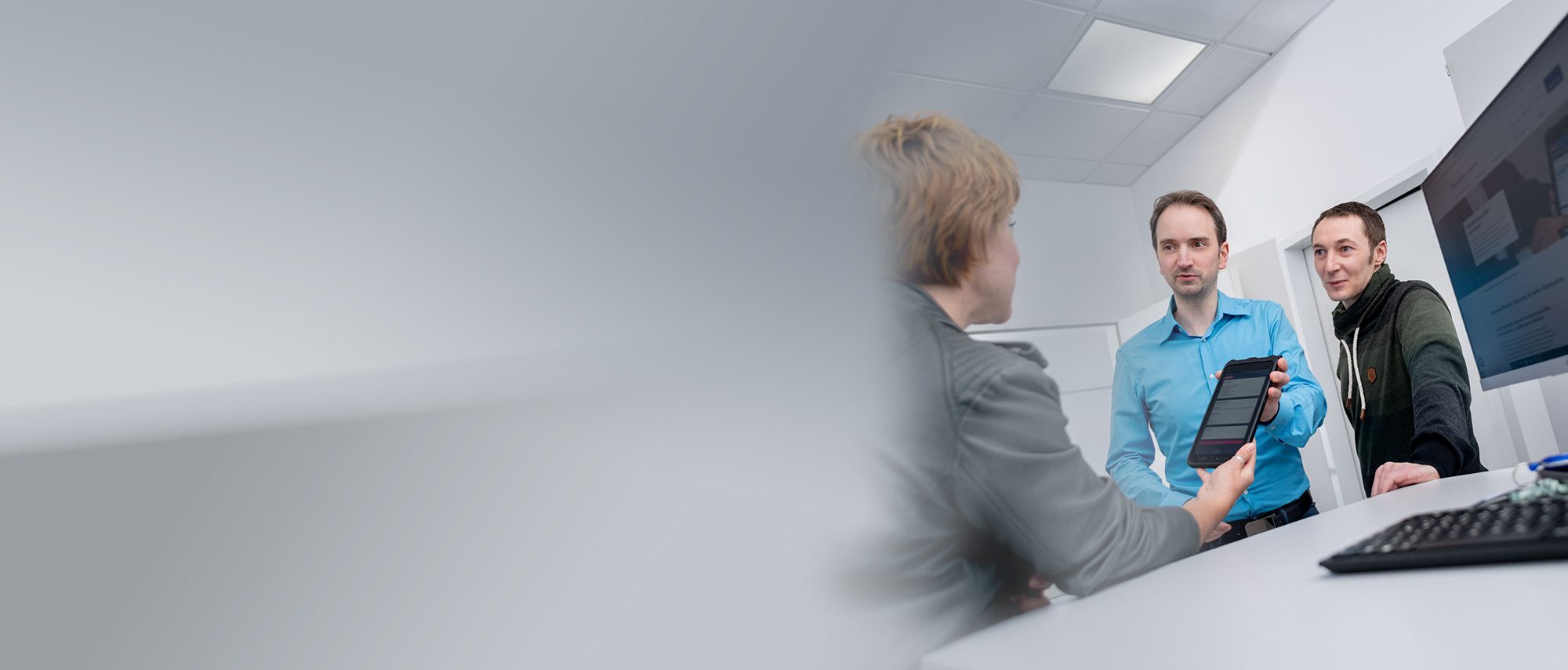 Beispielbild: Masterflex Mitarbeiter im Besprechungsraum bei der Entwicklung von Ampius