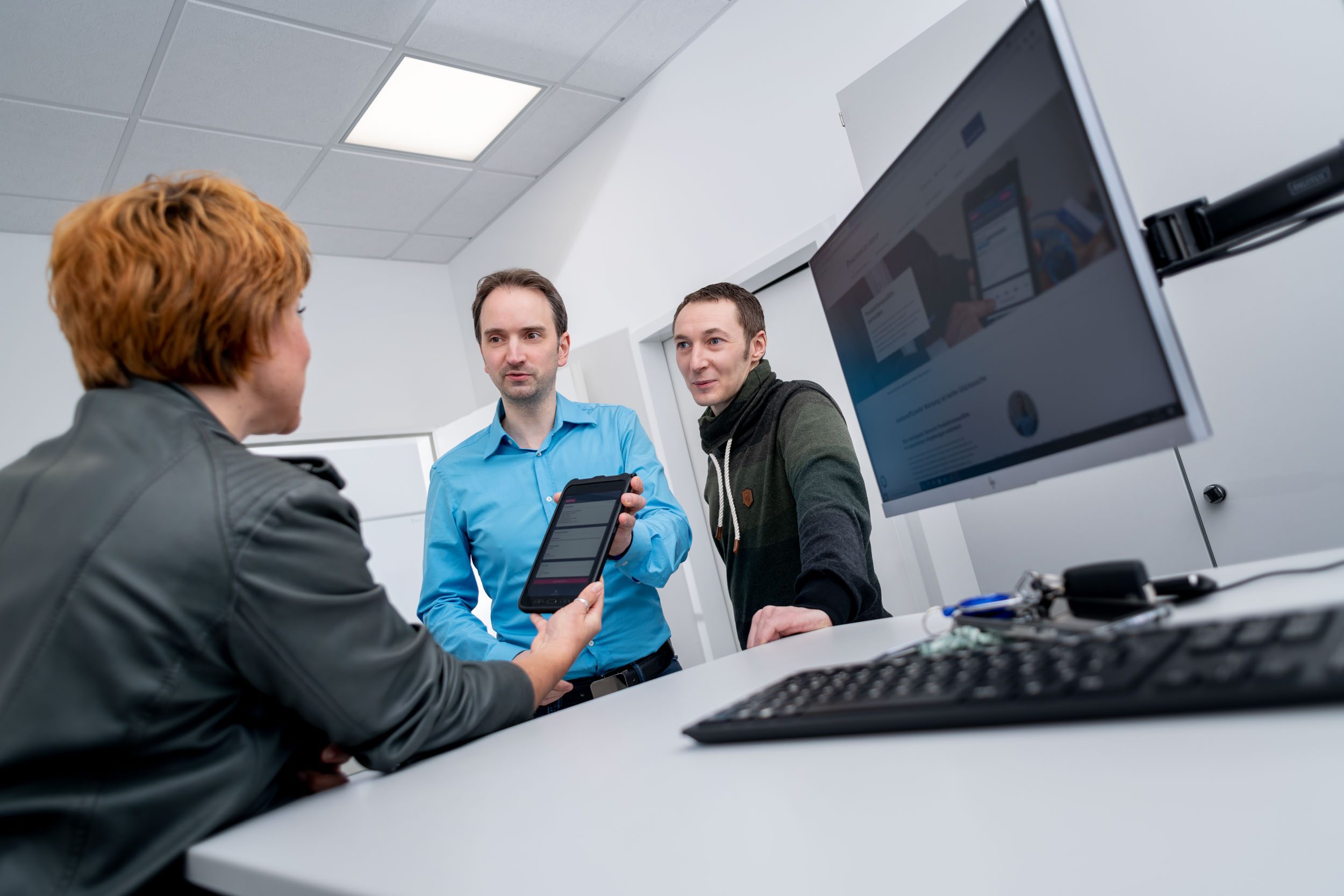 Office situation: Masterflex employee in the meeting room with an ipad 