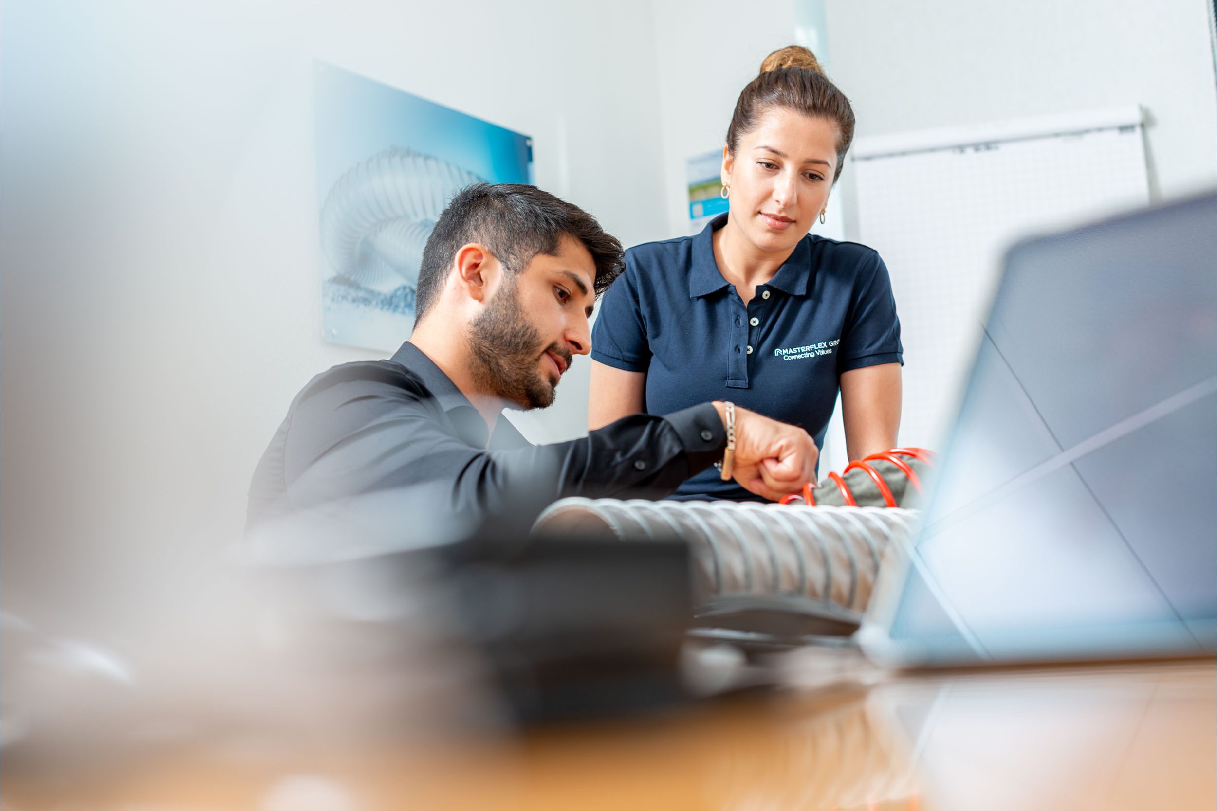 Image de l'ambiance : Les collaborateurs de Masterflex en conversation