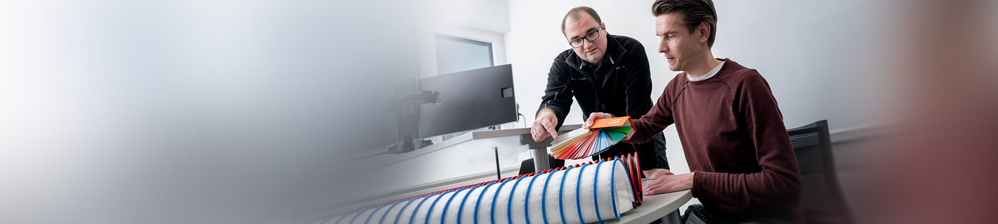 Image d'ambiance : Employés Masterflex en discussion sur la personnalisation des produits