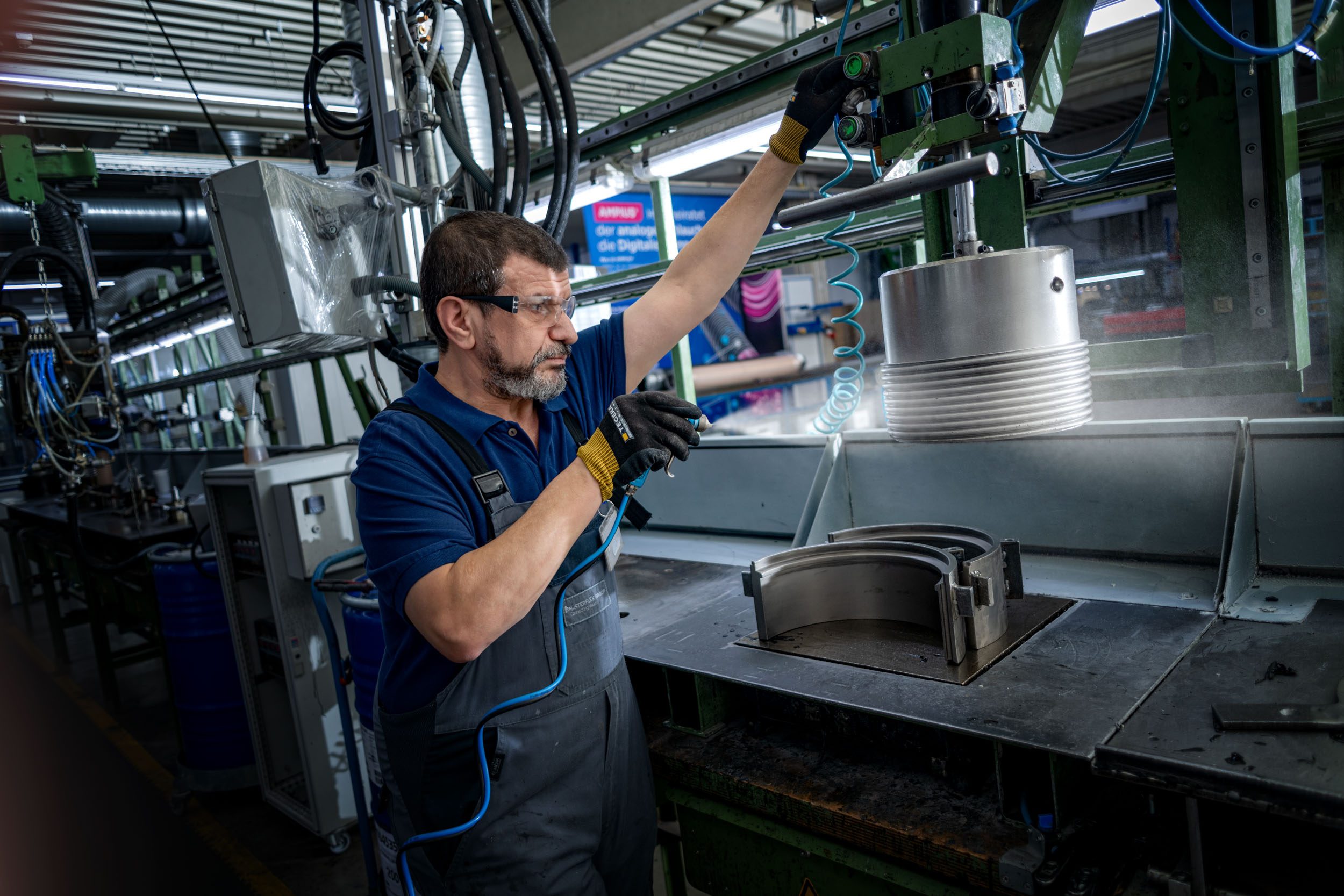 Bild aus der Masterflex Produktionshalle: Mitarbeiter beim Coating