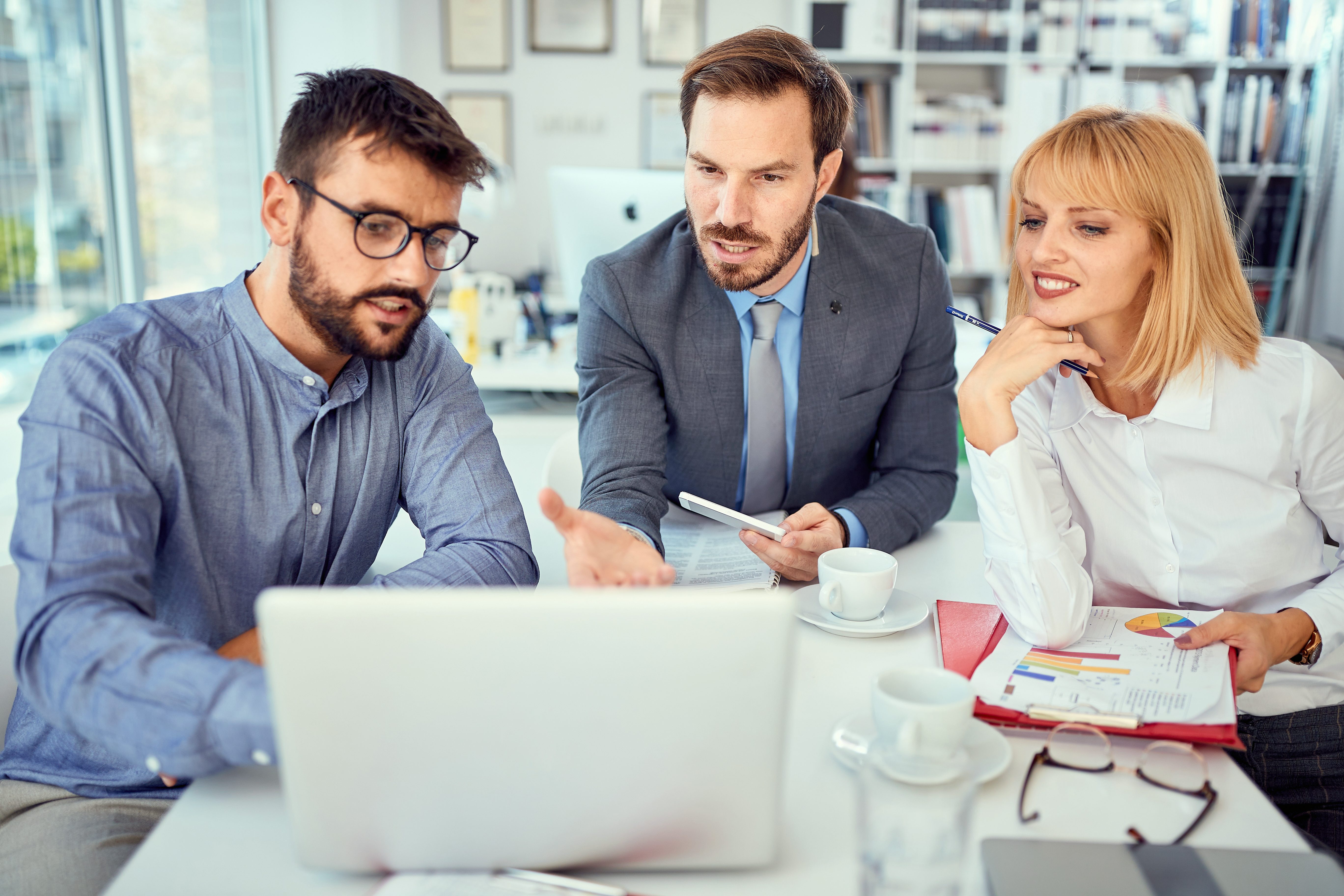 Mood picture: Office workers in front of a computer