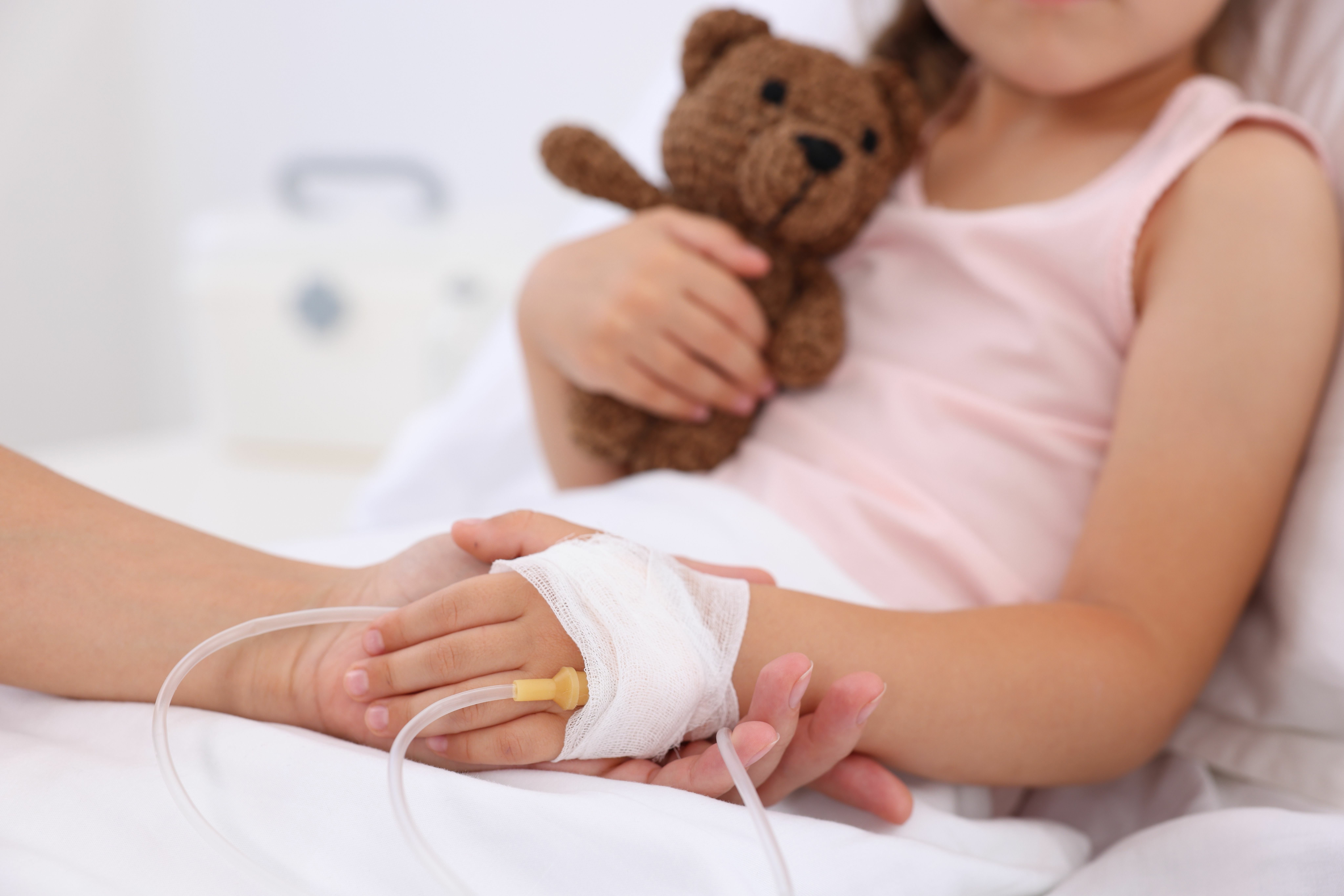 Moodbild: Patient mit Infusion an der Hand