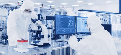 Mood image: Worker in the cleanroom in front of a screen