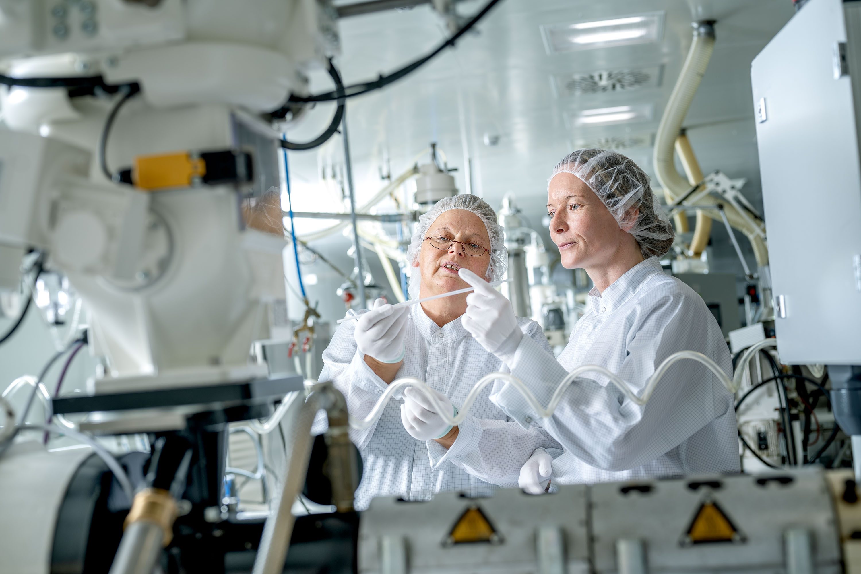 Production images in the clean room at Novoplast Schlauchtechnik