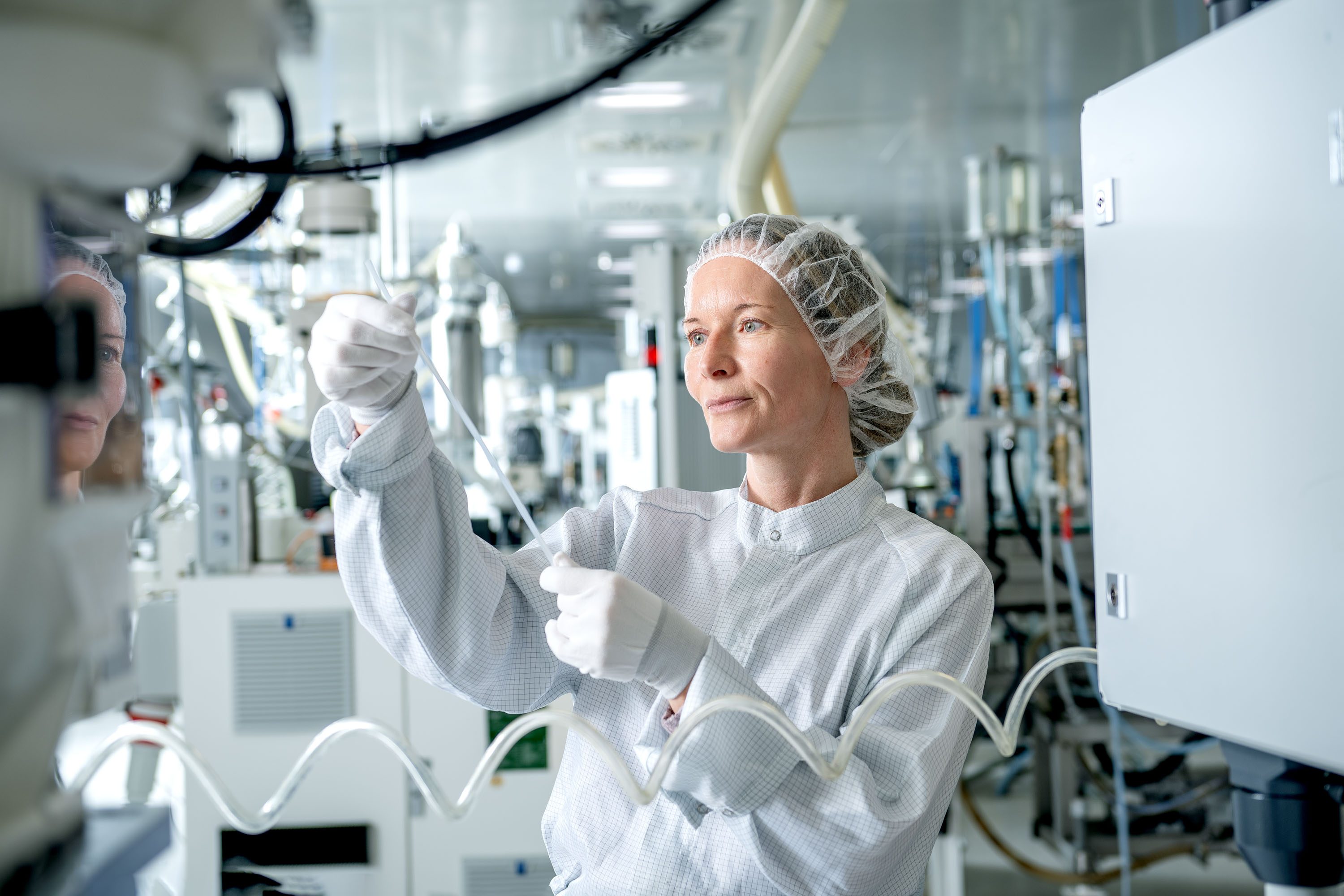 Production images in the clean room at Novoplast Schlauchtechnik