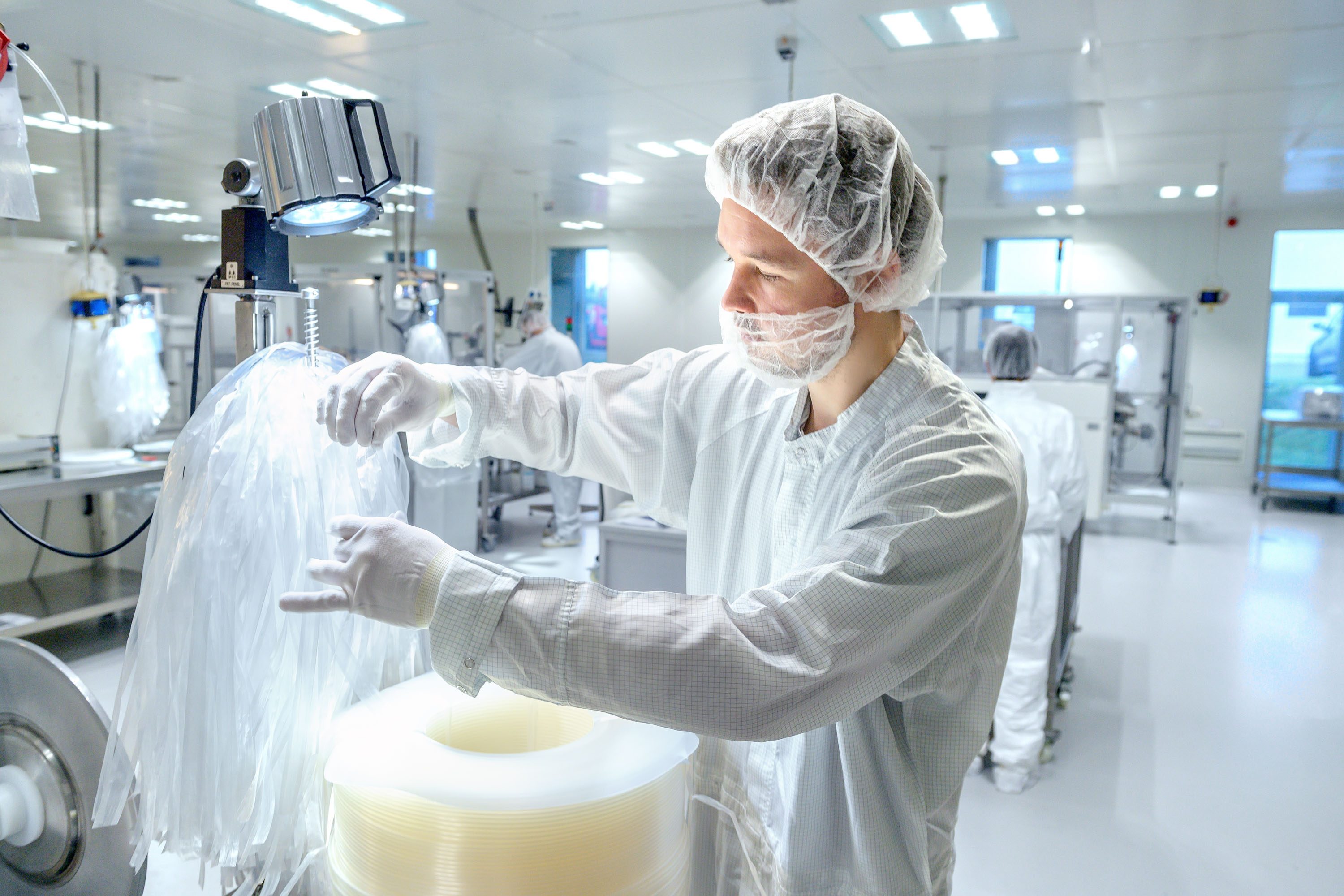 Production images in the clean room at Novoplast Schlauchtechnik